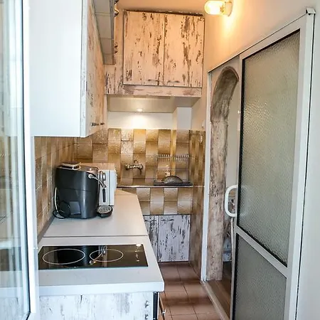 Charming One-bedroom Apartamento Varna